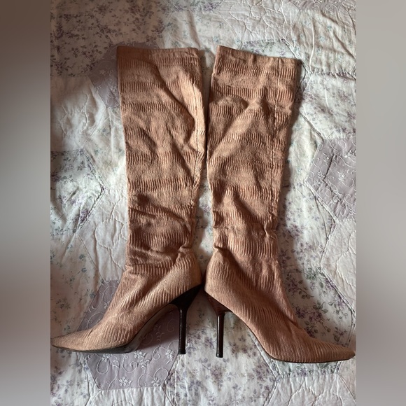 F/W 1999 Gucci by Tom Ford Ruched Silk 4.5" Heeled Boots Ad Campaign - Picture 2 of 9